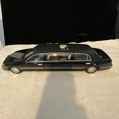 LINCOLN TOWN CAR STRETCH LIMO DIE-CAST MODEL