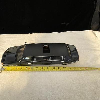 LINCOLN TOWN CAR STRETCH LIMO DIE-CAST MODEL