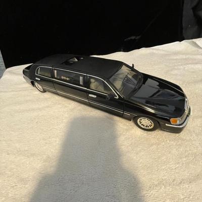 LINCOLN TOWN CAR STRETCH LIMO DIE-CAST MODEL