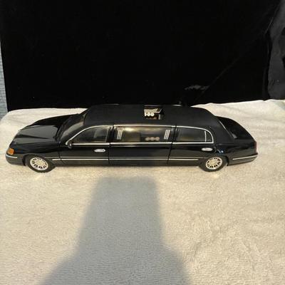 LINCOLN TOWN CAR STRETCH LIMO DIE-CAST MODEL