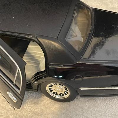 LINCOLN TOWN CAR STRETCH LIMO DIE-CAST MODEL
