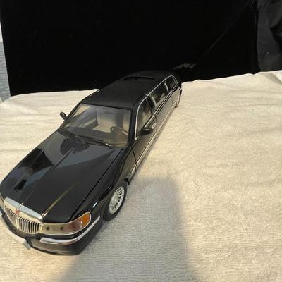 LINCOLN TOWN CAR STRETCH LIMO DIE-CAST MODEL