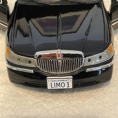 LINCOLN TOWN CAR STRETCH LIMO DIE-CAST MODEL
