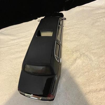 LINCOLN TOWN CAR STRETCH LIMO DIE-CAST MODEL