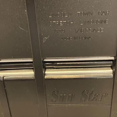 LINCOLN TOWN CAR STRETCH LIMO DIE-CAST MODEL