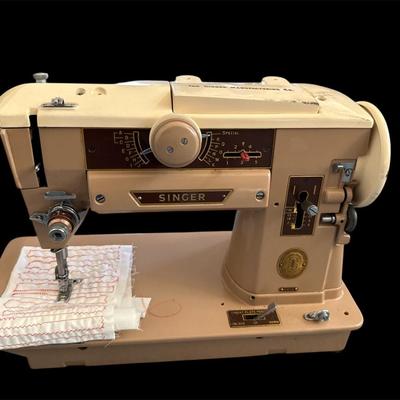 Lot: 11 Bundle Of Sewing Machine