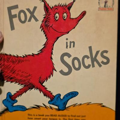 Fox in Socks: A Classic Dr. Seuss Book of Tongue Twisters for Kids, Beginner Readers & Toddlers