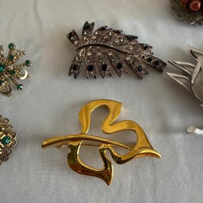 Trifari, Monet & More: Eleven Brooches (K-SS)