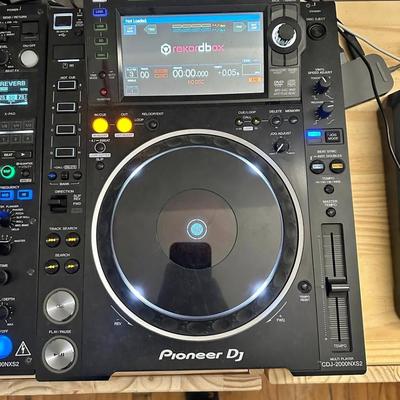 2 Pioneer CDJ 2000 NXS2