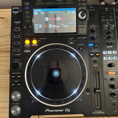 2 Pioneer CDJ 2000 NXS2