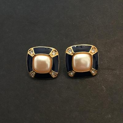 Vintage enamel faux pearl vintage stud earrings