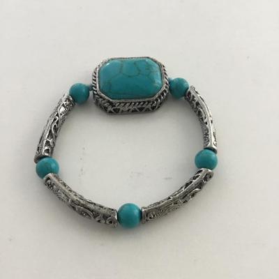 Silver tone unmarked stretchy turquoise color beautiful bracelet