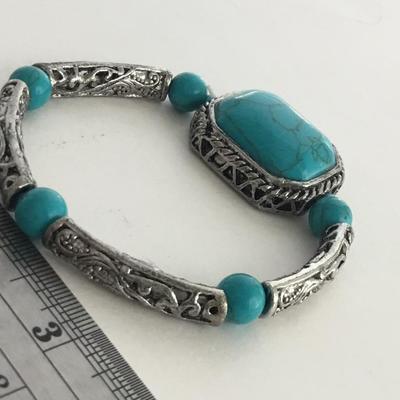 Silver tone unmarked stretchy turquoise color beautiful bracelet