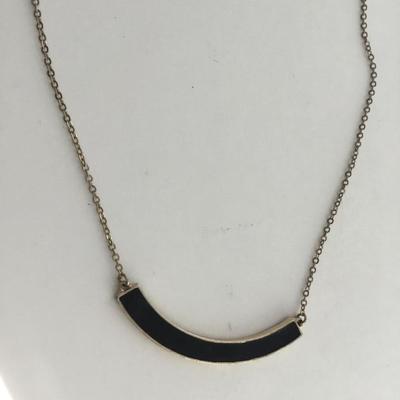 Gold tone everyday fashion necklace