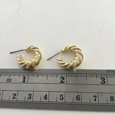 Gold tone unmarked small fashion earrings