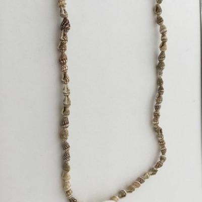 Hilo Hattie’s marked shell necklace