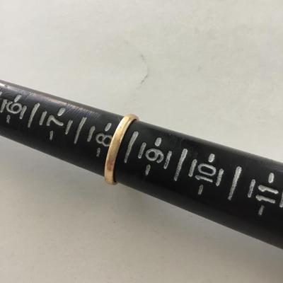 Unmarked gold tone fashion ring