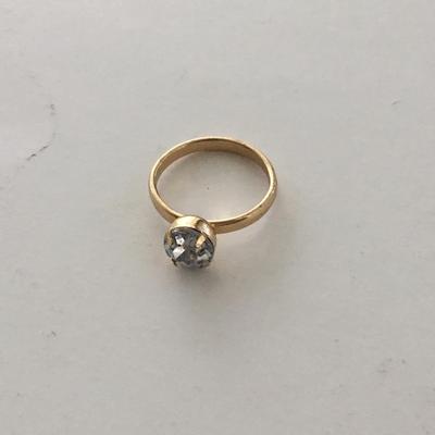 Unmarked gold tone fashion ring