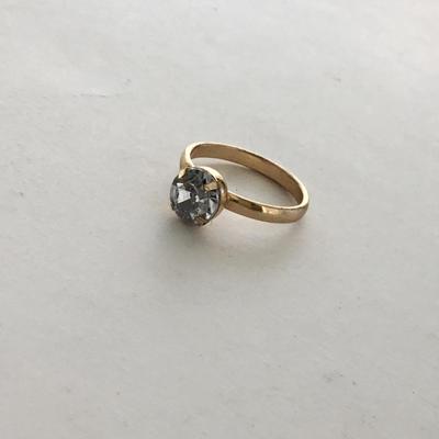 Unmarked gold tone fashion ring