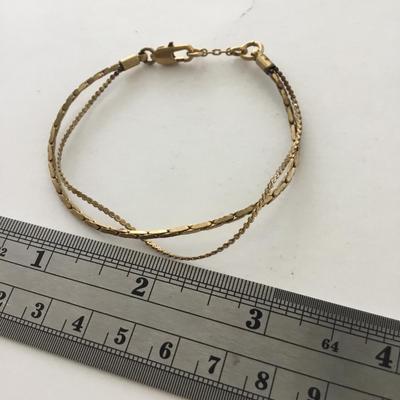 Gold tone fashion unmarked bracelet
