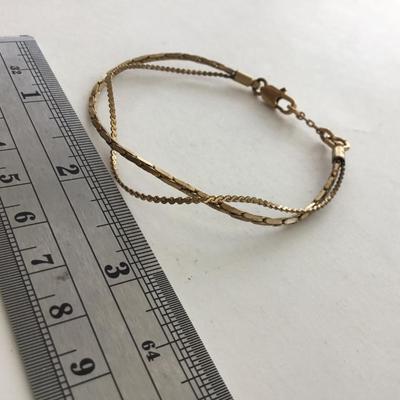 Gold tone fashion unmarked bracelet