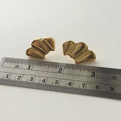 Gold tone unmarked fashion earrings