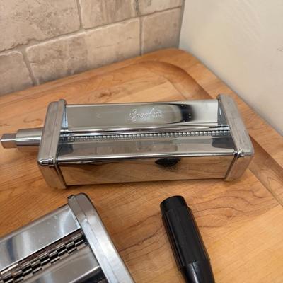 LOT 260K: Pasta Maker w/ Different Attachments