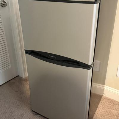 LOT 275B: Frigidaire Mini Fridge