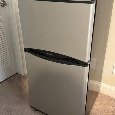 LOT 275B: Frigidaire Mini Fridge