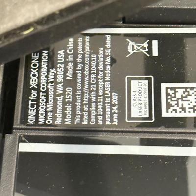 LOT 277B: XBOX One w/ Kinnect, 2 Controllers & COD