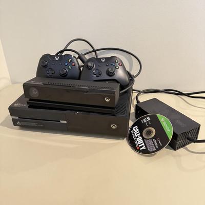 LOT 277B: XBOX One w/ Kinnect, 2 Controllers & COD