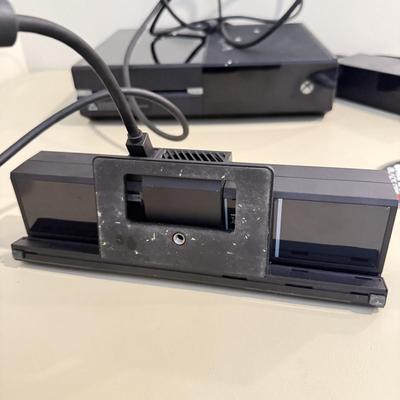 LOT 277B: XBOX One w/ Kinnect, 2 Controllers & COD