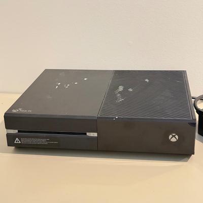 LOT 277B: XBOX One w/ Kinnect, 2 Controllers & COD