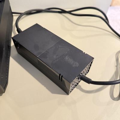 LOT 277B: XBOX One w/ Kinnect, 2 Controllers & COD