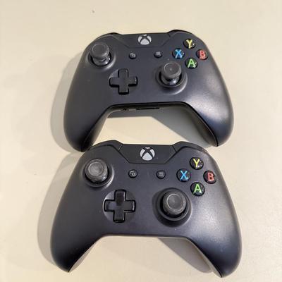 LOT 277B: XBOX One w/ Kinnect, 2 Controllers & COD