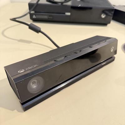 LOT 277B: XBOX One w/ Kinnect, 2 Controllers & COD