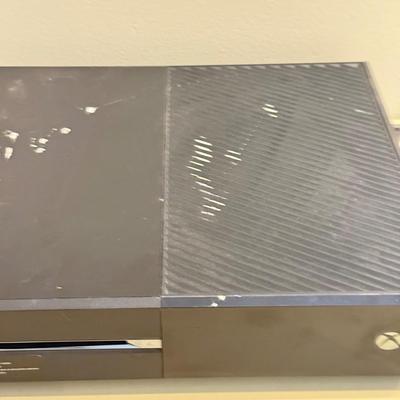 LOT 277B: XBOX One w/ Kinnect, 2 Controllers & COD