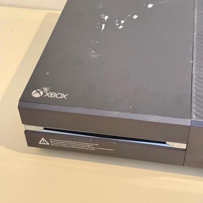 LOT 277B: XBOX One w/ Kinnect, 2 Controllers & COD