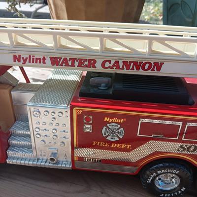 NYLINT "WATER CANNON" 23" FIRE TRUCK WITH WORKING LADDER