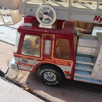NYLINT "WATER CANNON" 23" FIRE TRUCK WITH WORKING LADDER