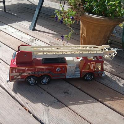 NYLINT "WATER CANNON" 23" FIRE TRUCK WITH WORKING LADDER