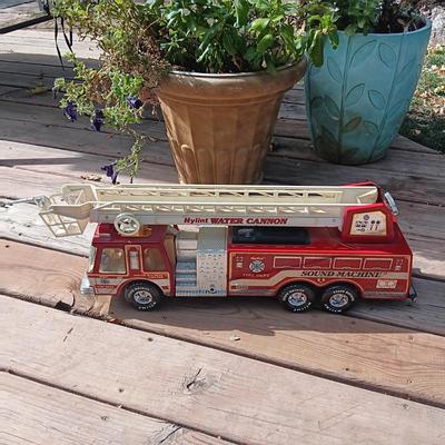 NYLINT "WATER CANNON" 23" FIRE TRUCK WITH WORKING LADDER