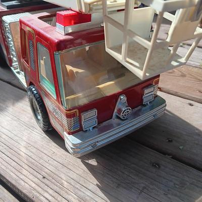 NYLINT "WATER CANNON" 23" FIRE TRUCK WITH WORKING LADDER
