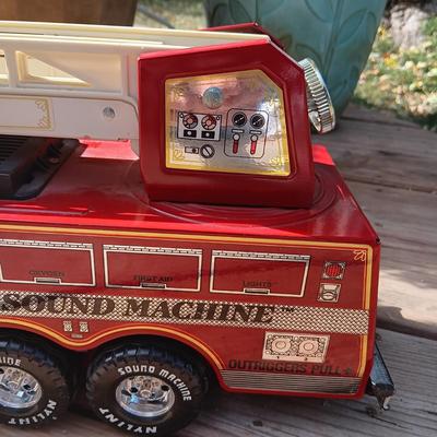 NYLINT "WATER CANNON" 23" FIRE TRUCK WITH WORKING LADDER