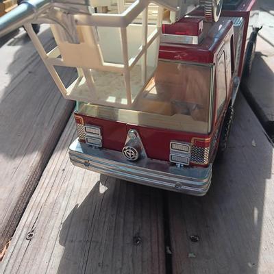 NYLINT "WATER CANNON" 23" FIRE TRUCK WITH WORKING LADDER