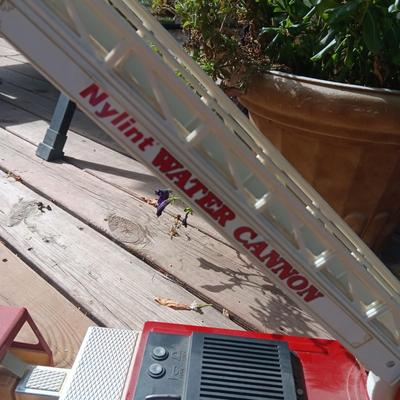 NYLINT "WATER CANNON" 23" FIRE TRUCK WITH WORKING LADDER