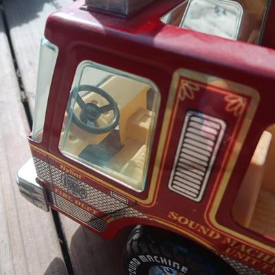 NYLINT "WATER CANNON" 23" FIRE TRUCK WITH WORKING LADDER