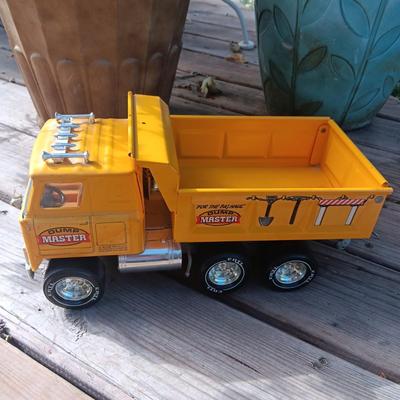 INTERNATIONAL HYDRAULIC DUMP MASTER TOY TRUCK