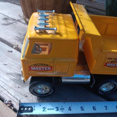 INTERNATIONAL HYDRAULIC DUMP MASTER TOY TRUCK