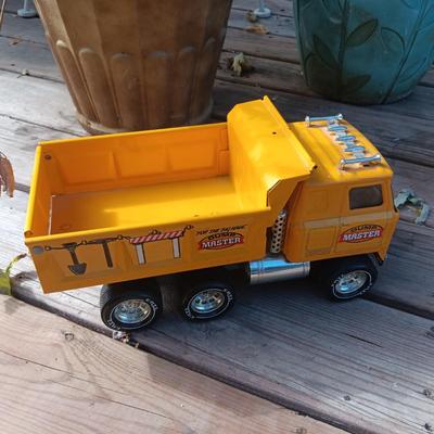 INTERNATIONAL HYDRAULIC DUMP MASTER TOY TRUCK